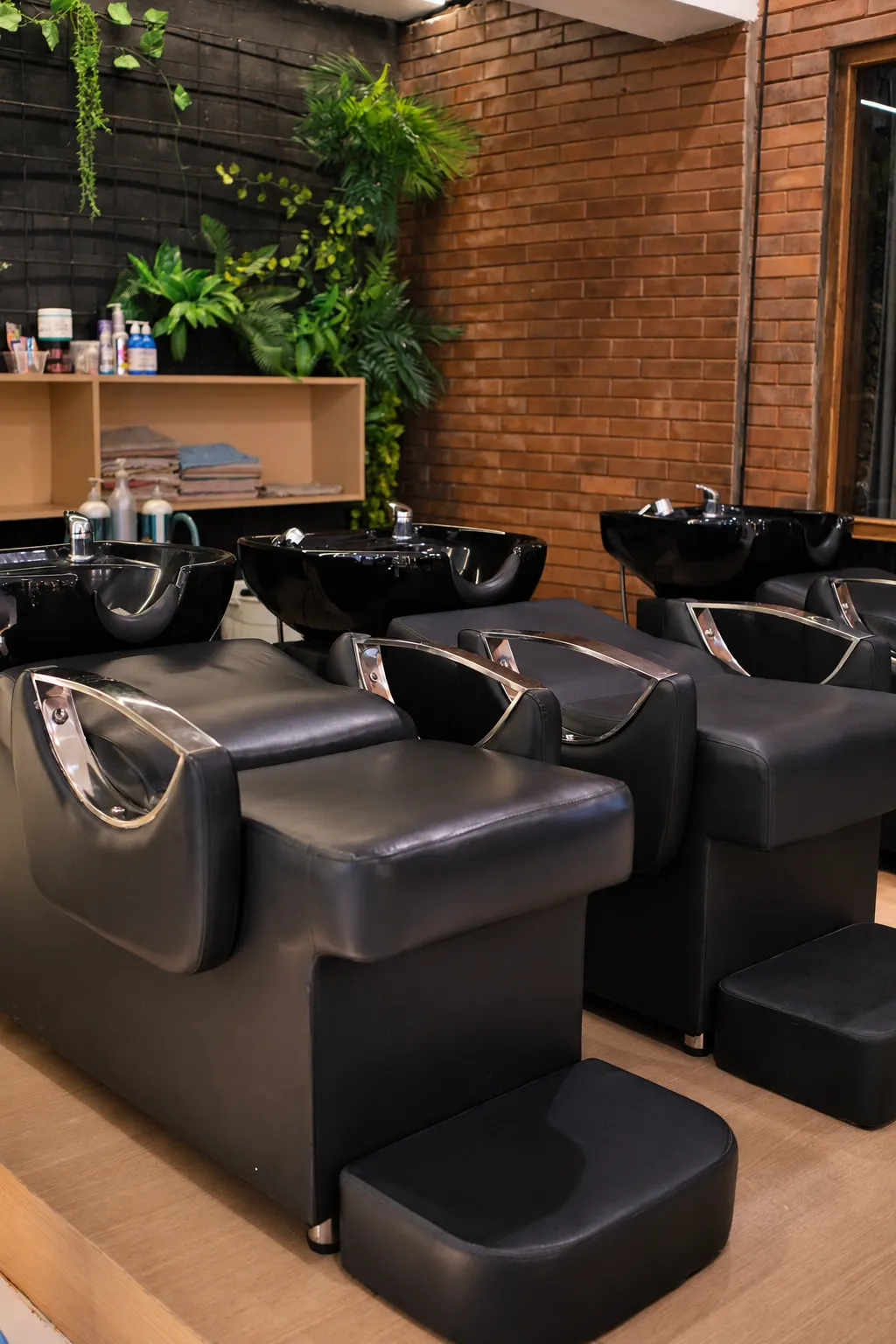 Deretan kursi dan bak pencucian rambut di Gussy Salon.