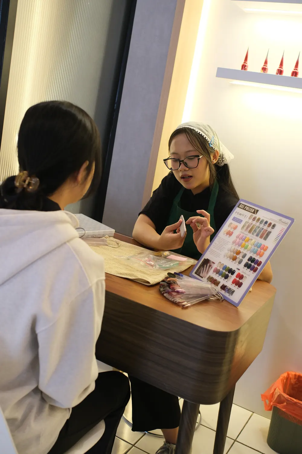 Kegiatan belajar bersama di area salon.