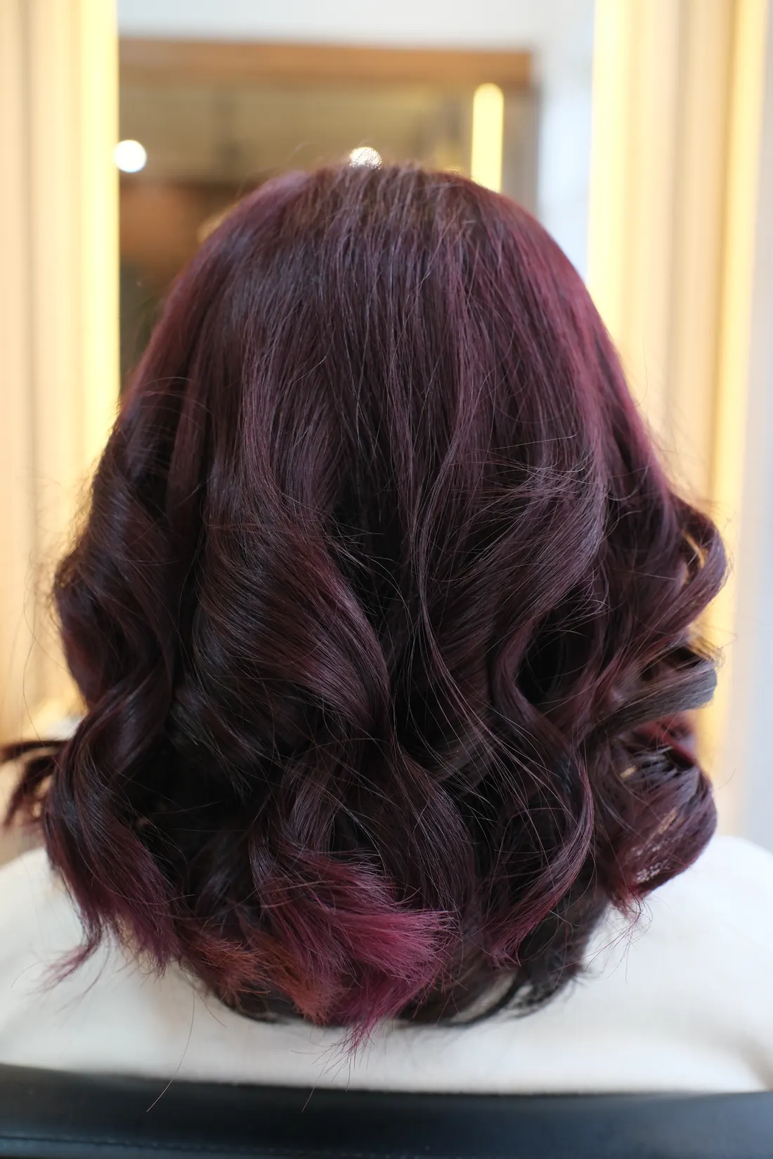 Hasil coloring Gussy dengan nuansa ungu pada rambut bergelombang, dilihat dari belakang.
