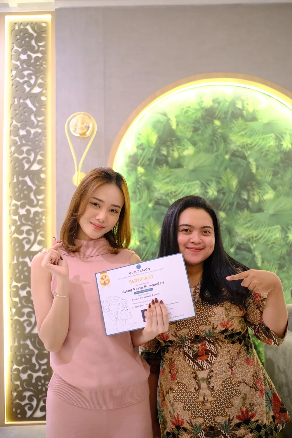 Foto bersama dengan sertifikat kursus di Gussy Salon.