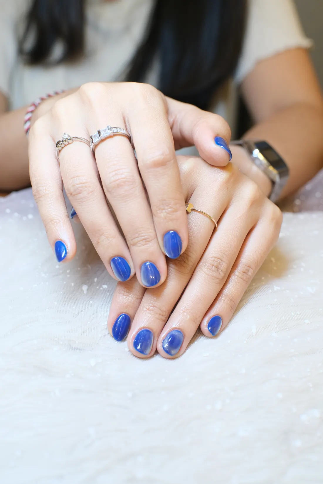 Hasil nail Gussy berwarna biru dengan detail garis halus.