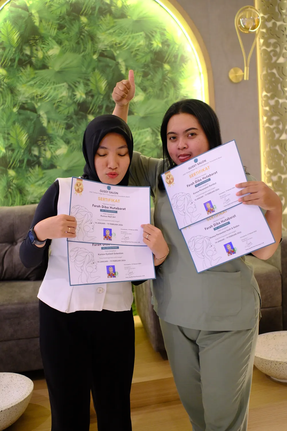 Peserta kursus Gussy berfoto bersama dengan sertifikat.