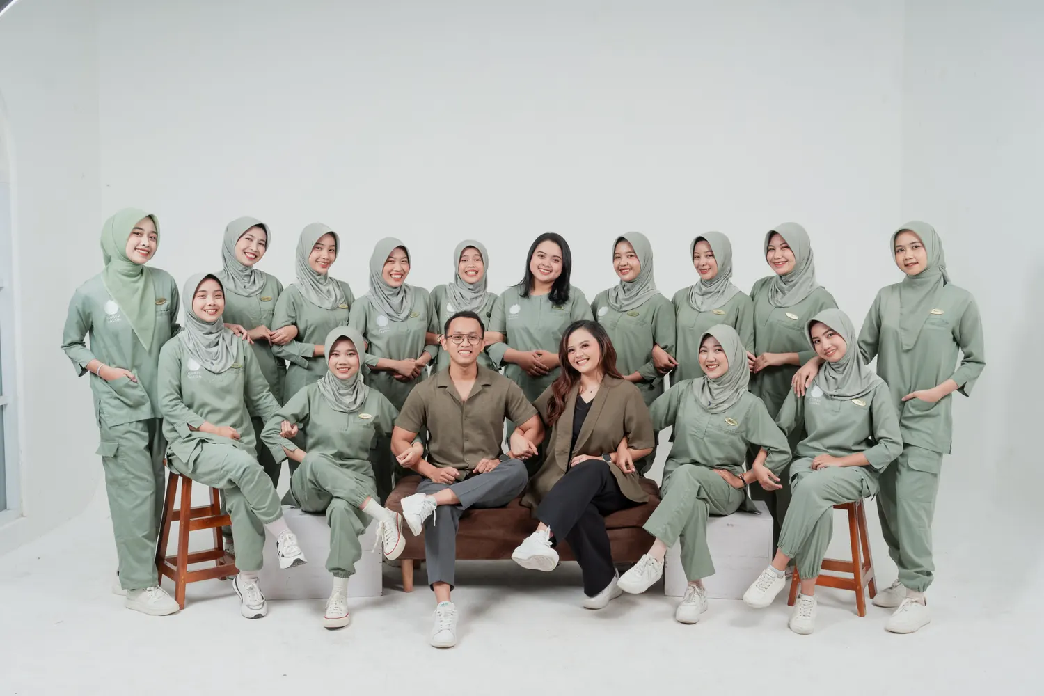 Foto bersama tim Gussy Salon mengenakan seragam hijau.