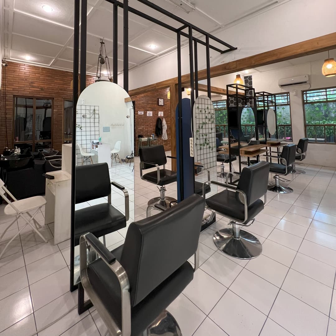 Ruangan utama Gussy Salon